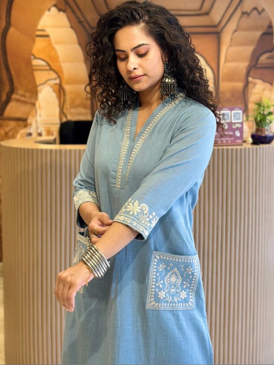 Women Ethnic Motifs Embroidered Regular Thread Work Kurta with Trousers 4