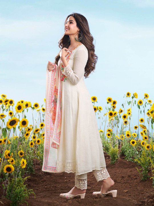 Women Floral Embroidered Regular Thread Work Kurta with Trousers & With Dupatta 2